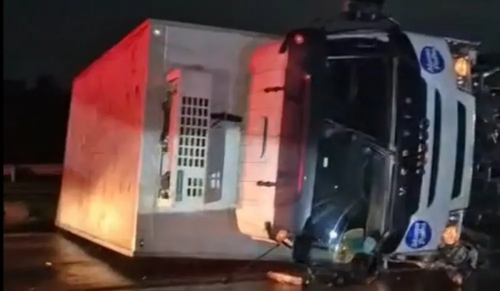 Imagem ilustrativa sobre Tragédia na SP‑340: Ambulância, 3 Carretas e Caminhão chocam‑se, 1 morto na estrada