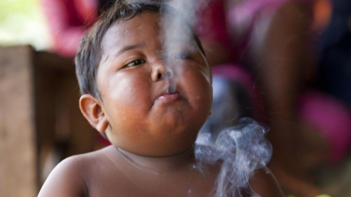 Imagem ilustrativa sobre Ardi Rizal: do bebê fumante de 40 cigarros aos 2 anos à vida adulta, a verdade que ainda espanta