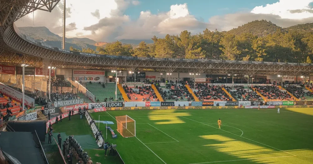 Imagem ilustrativa sobre Fogos interrompem duelo Coquimbo Unido x Huachipato e abalam o estádio