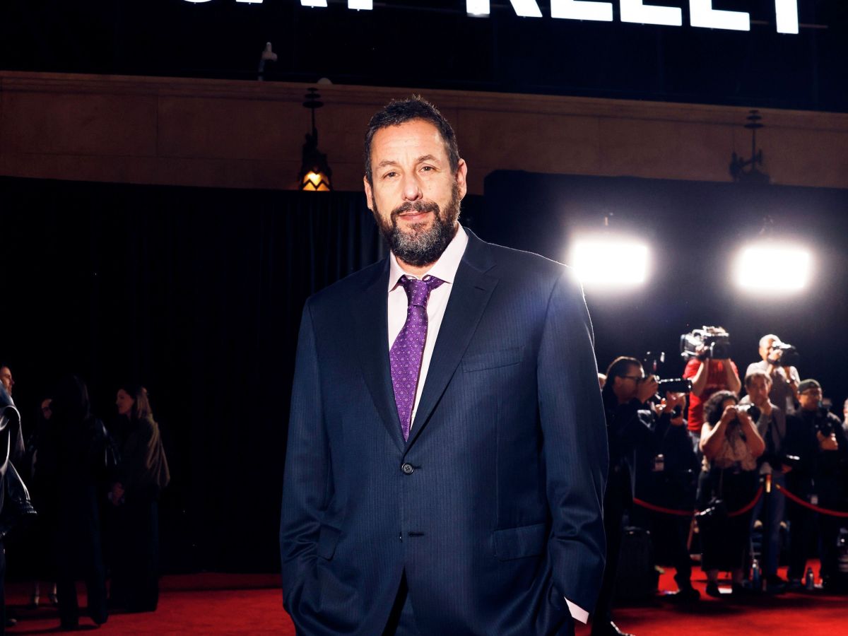 Imagem ilustrativa sobre Adam Sandler estreia filme na Netflix, aparece com filhas no tapete vermelho e já brilha em ‘Gente Grande 3’