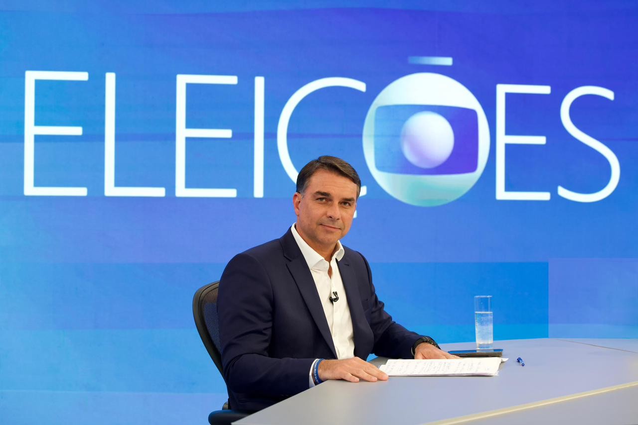 Imagem ilustrativa sobre Flávio Bolsonaro grava sabatina na Globo e deixa telespectadores com bilhete misterioso