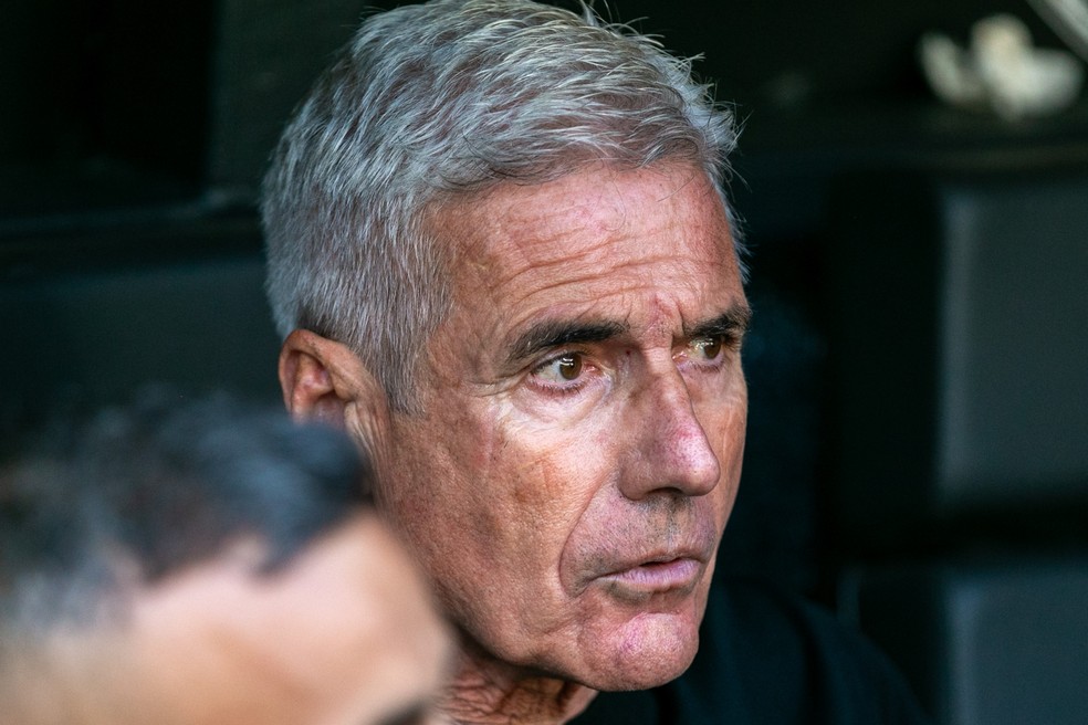 Diretoria do Grêmio se reúne para decidir futuro de Luís Castro após derrota vexatória para o Galo