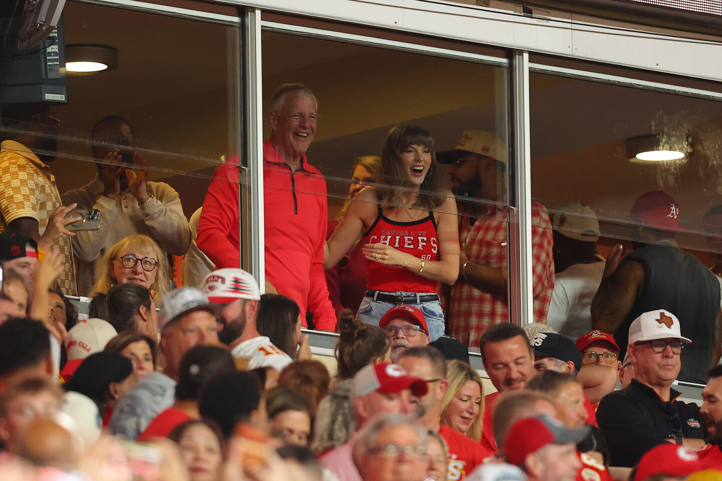 Imagem ilustrativa sobre Taylor Swift celebra touchdown de Travis Kelce no Arrowhead com tank de $40 e agita a torcida