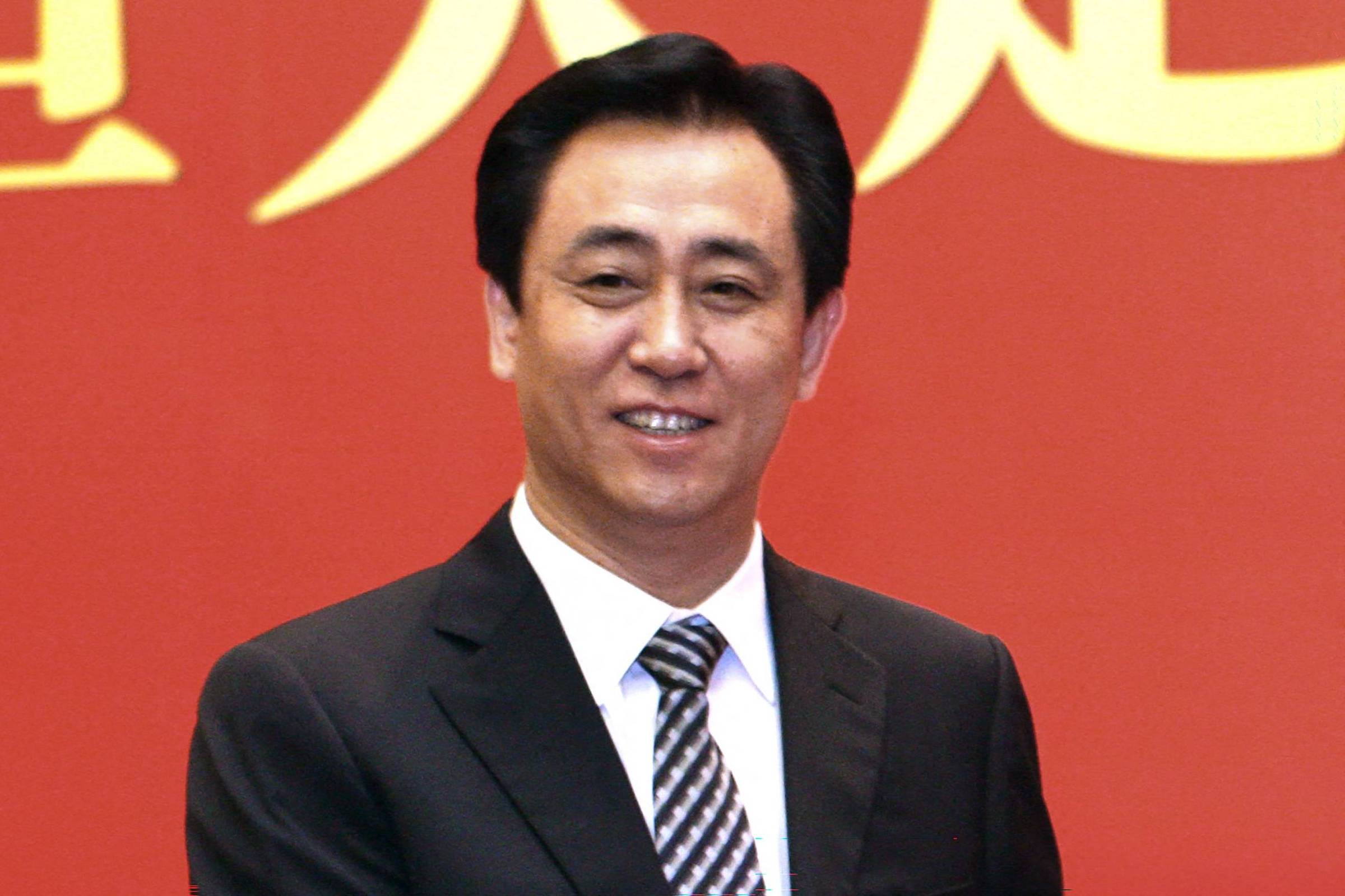 Justiça chinesa condena fundador da Evergrande à prisão perpétua por fraude financeira