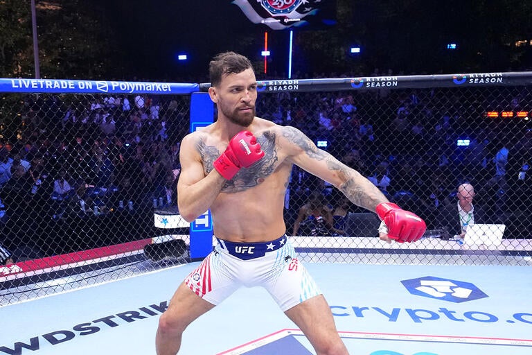 Imagem ilustrativa sobre Maurício Ruffy recebe cotovelada de Tsarukyan e é nocauteado no 1º round do UFC 331