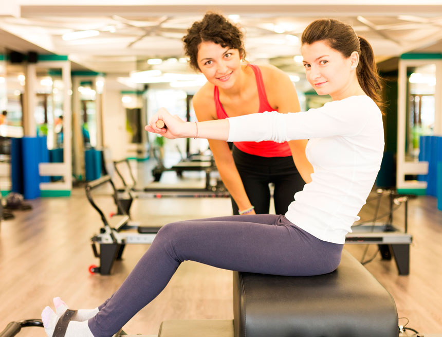Imagem ilustrativa sobre Instrutor de Pilates na Espanha alerta: idosos precisam girar o corpo inteiro para olhar de lado