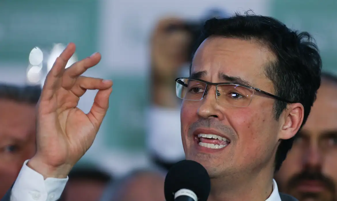 Deltan Dallagnol e Alexandre Curi empatam em pesquisa para o Senado do Paraná e acirram disputa