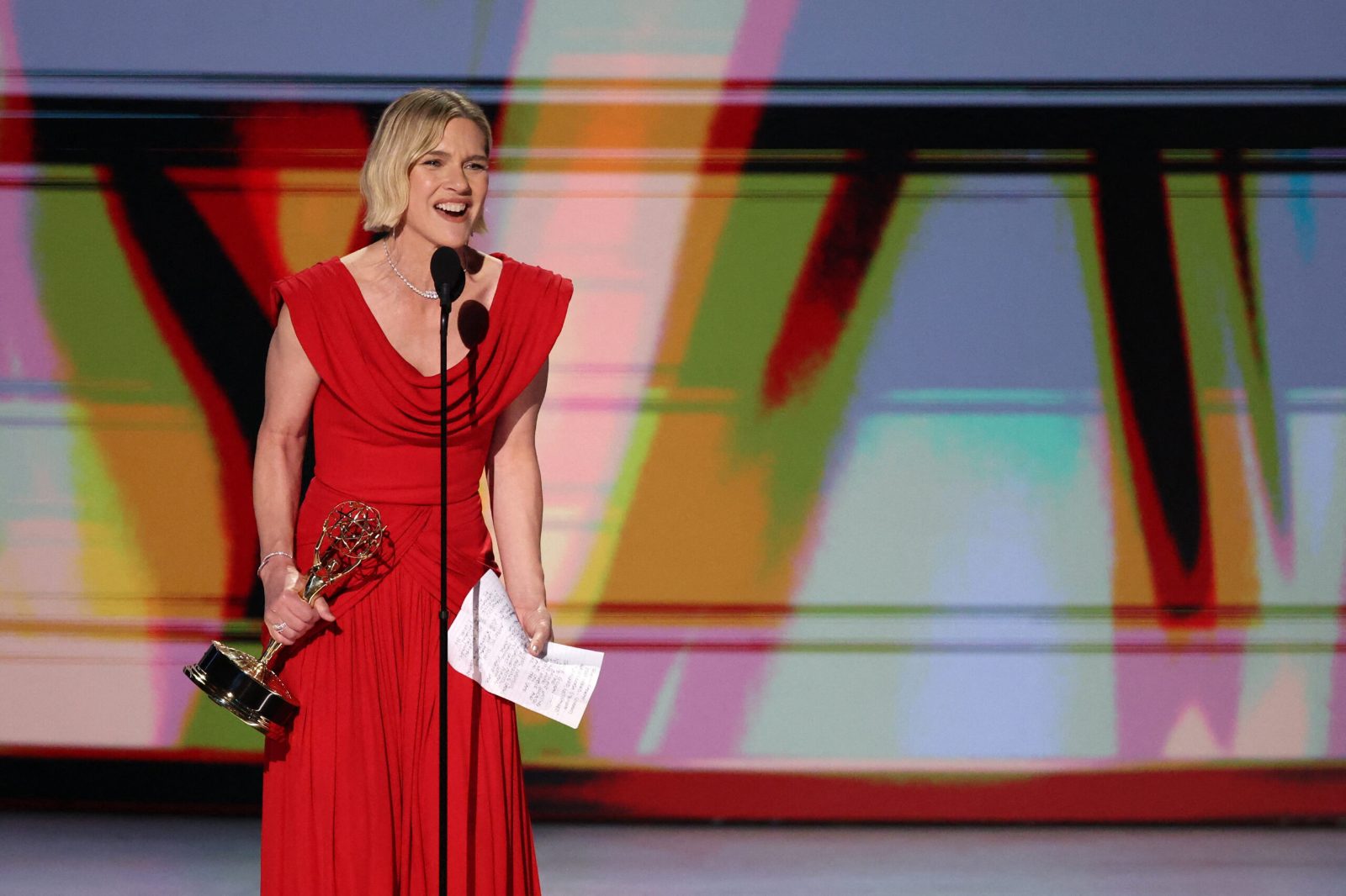 Imagem ilustrativa sobre Rhea Seehorn vence Zendaya e conquista primeiro Emmy por “Pluribus” após admitir medo antes da cerimônia